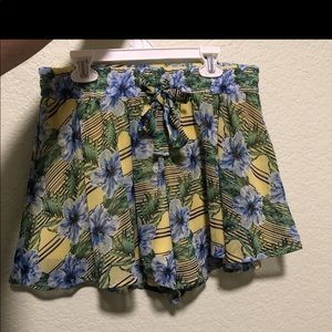 Women’s Floral flowy Shorts, Size Medium